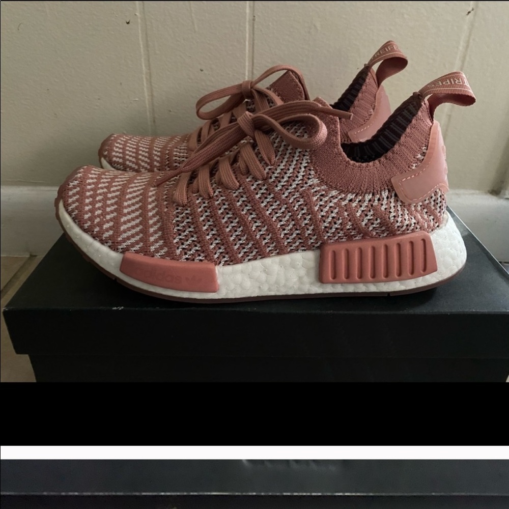 NMD_R1 STLT Pink